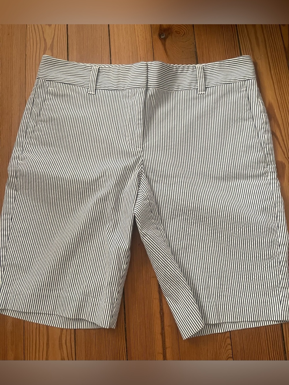Ann Taylor Striped Seersucker Bermuda Shorts - Navy and White. Size 6. EUC